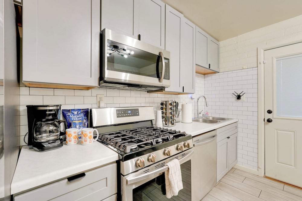 3 Mi to Dtwn Phoenix: Apt w/ Shared Patio
