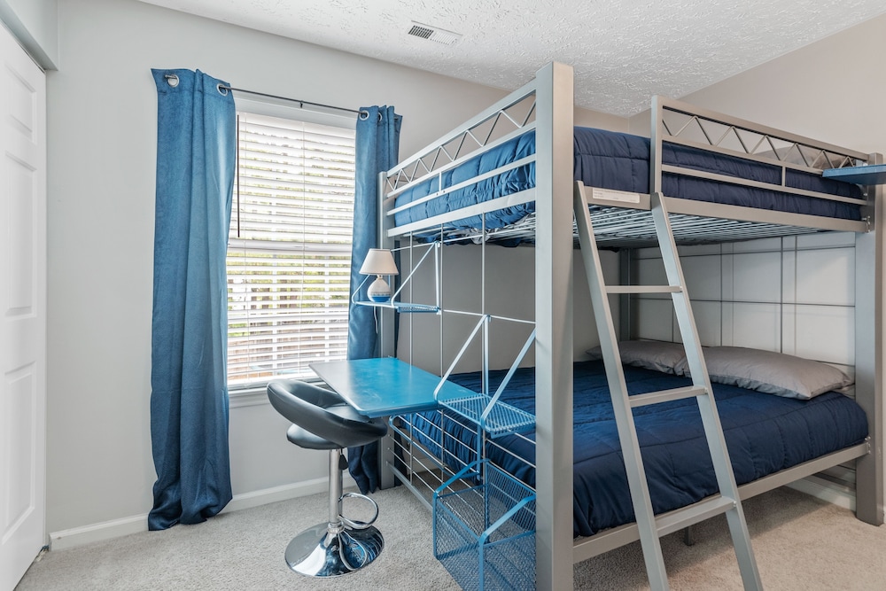 Cozy Retreat With Pool - Your Home Away From Home 3 Bedroom Home by RedAwning view 4