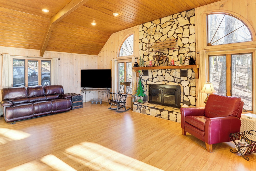 2 Mi to Ski Slopes! Mtn-view Home in Mars Hill