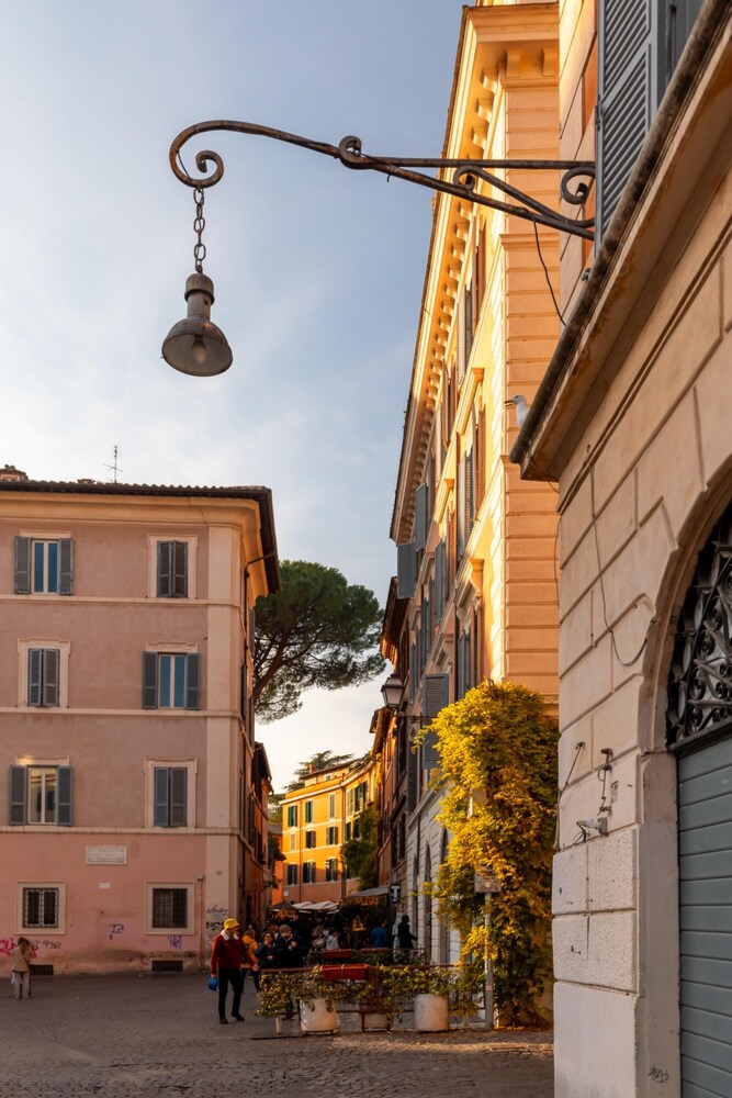 Stunning Rose Trastevere Apartment