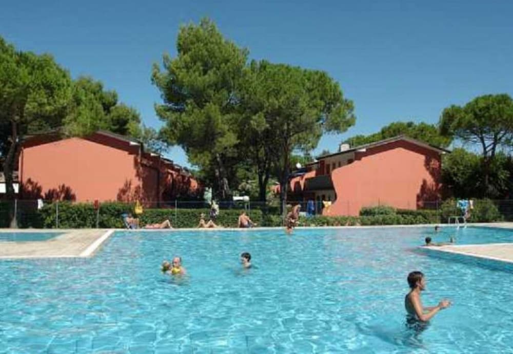 Bright Flat With Shared Swimming Pool