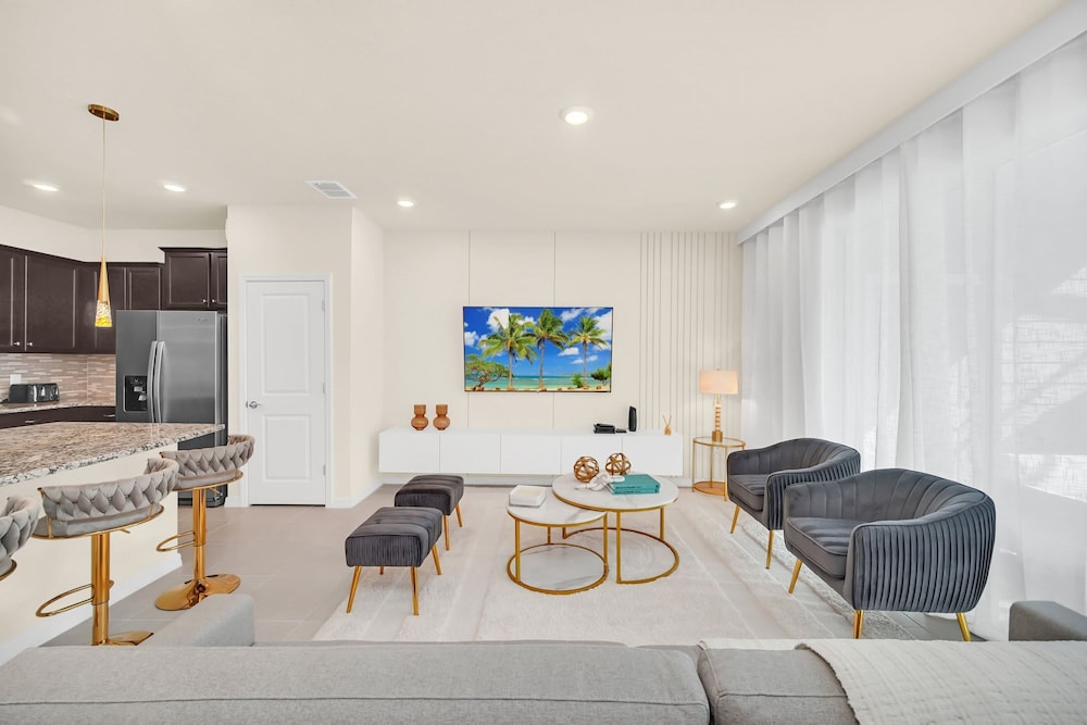 Stylish 5BR Home With Mickey Cars Rooms