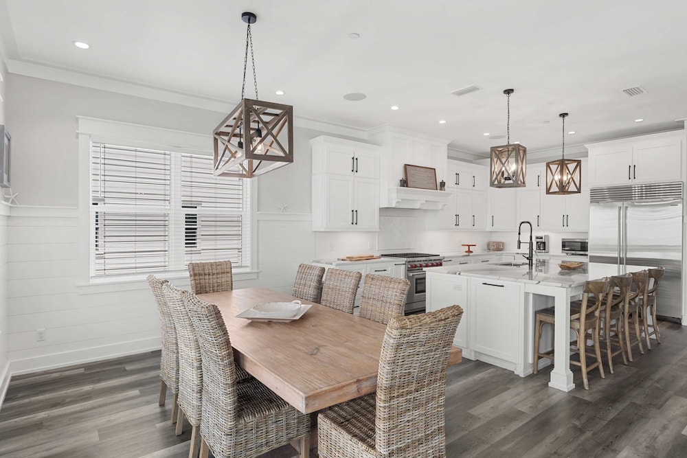 Gulf Views, Pool, Rooftop Lounge & Private Beach Heavenly Day by Avantstay