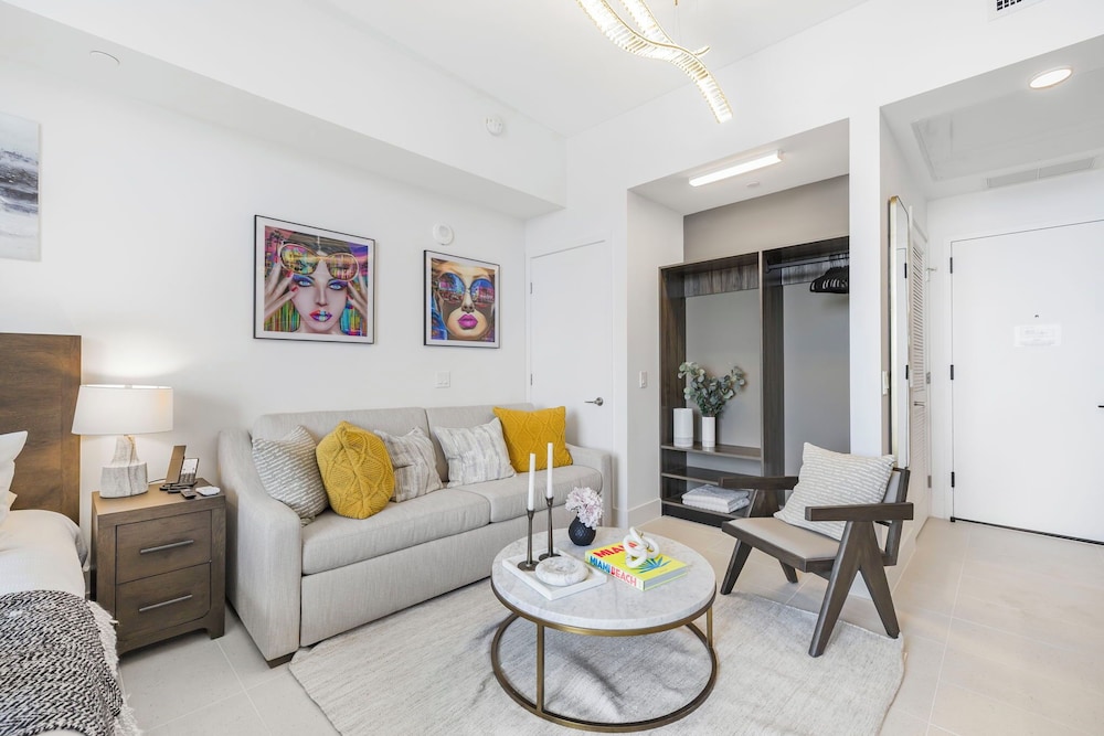 Lux Studio W City Views and Pool