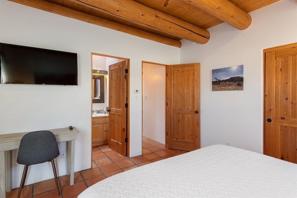 Santa Fe Vacations - Casa Pico - Ideal Location, Fantastic Workspaces, Perfect Patio - Property Image 1