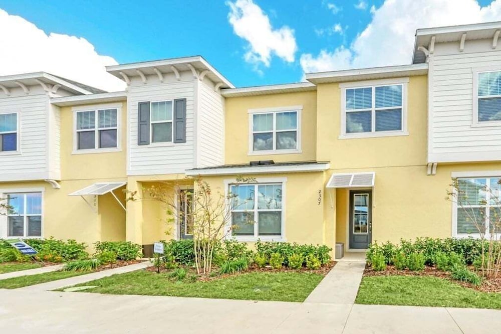 5 Bed 4.5 Bath Townhouse W/ Pool Solara 2307dist 5 Bedroom Townhouse