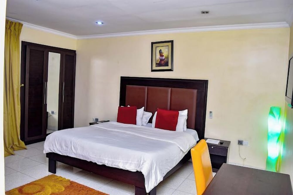 CANDOW HOTEL