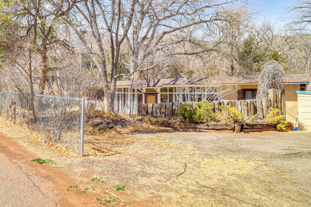Half-mi to Jemez Hot Springs: Cozy Cabin Getaway!
