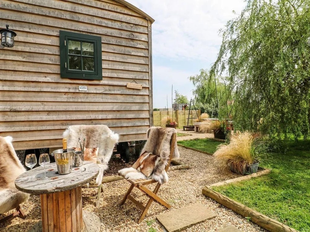 Shepherd's Hut- Hot Tub- Wellness Spa- Wood Burner