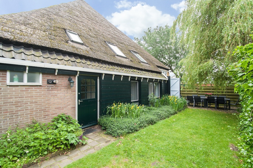 Inviting Farmhouse in 't Zand near Marine Museum