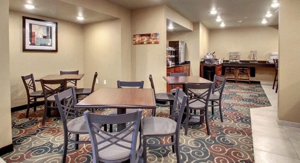 Cobblestone Inn  Suites - Altamont - Property Image 8