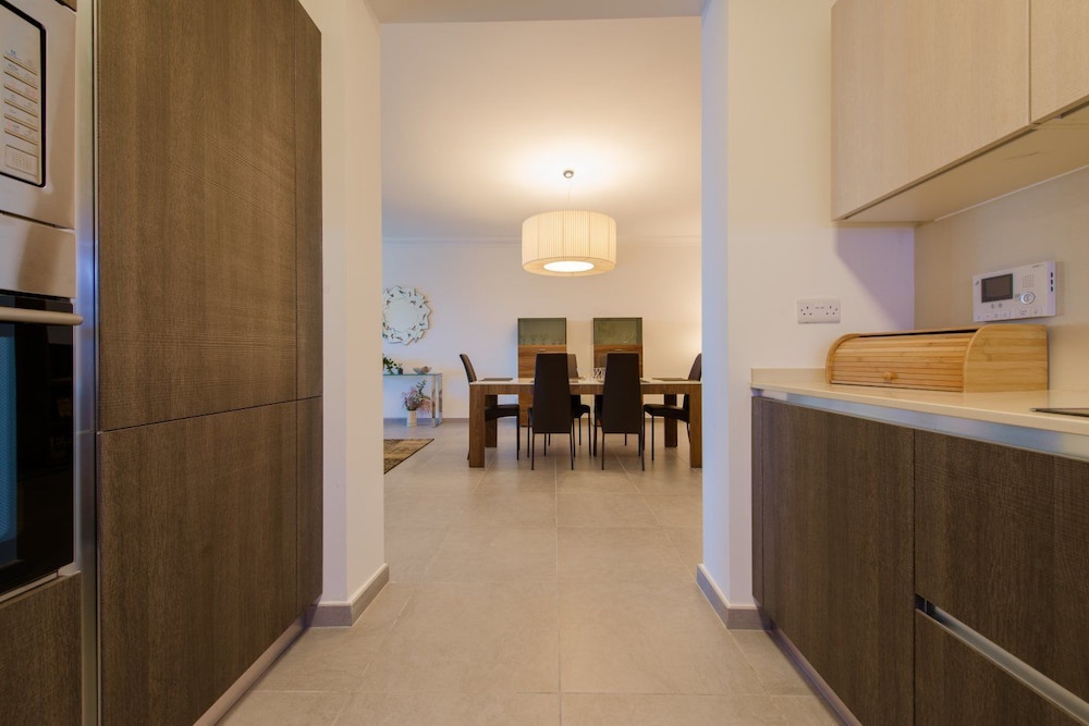 Seafront LUX APT IN Fort Cambridge view 5