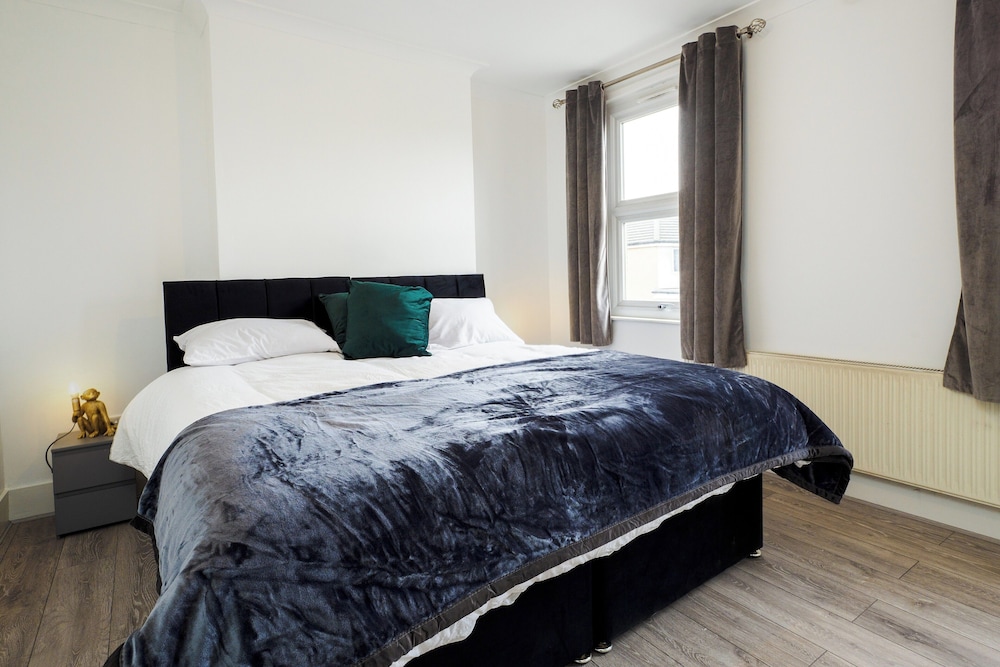 Dartford - 3 Bed House- Sleeps7 - Garden