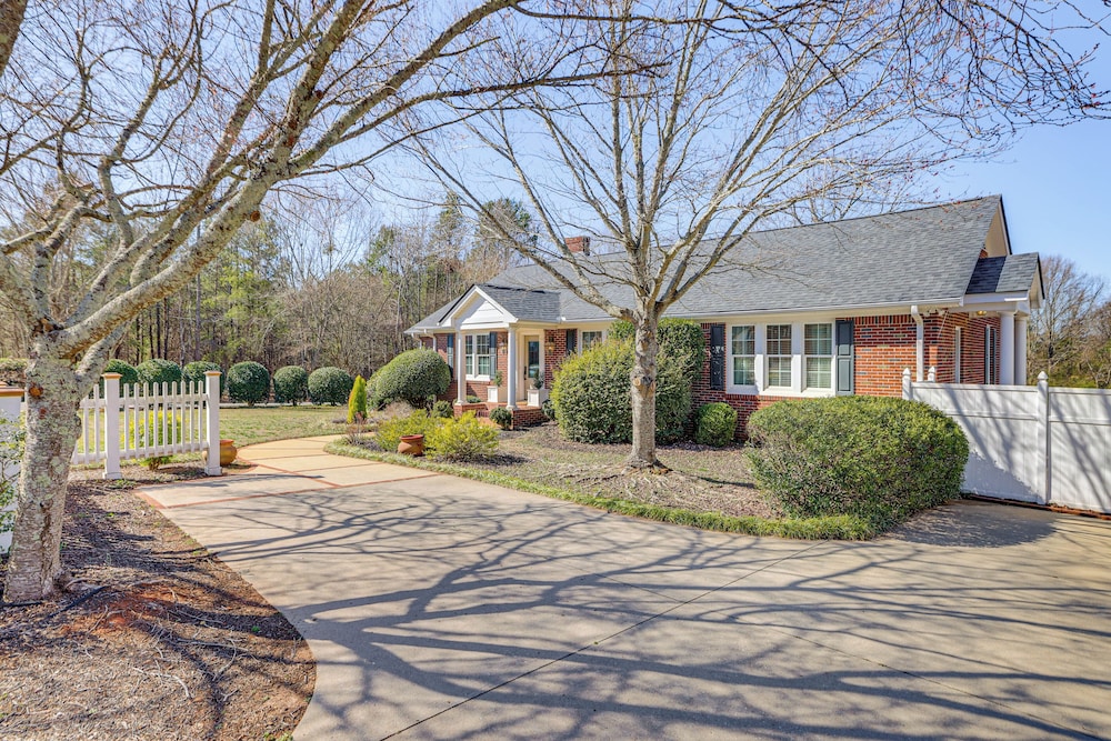 3 Mi to Dtwn Greer: Mountain-view Home!
