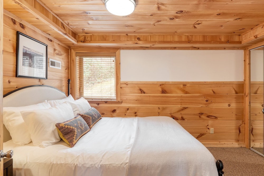 Chestnut by Avantstay Mountain Cabin w Treetop Views Hot Tub Game Room
