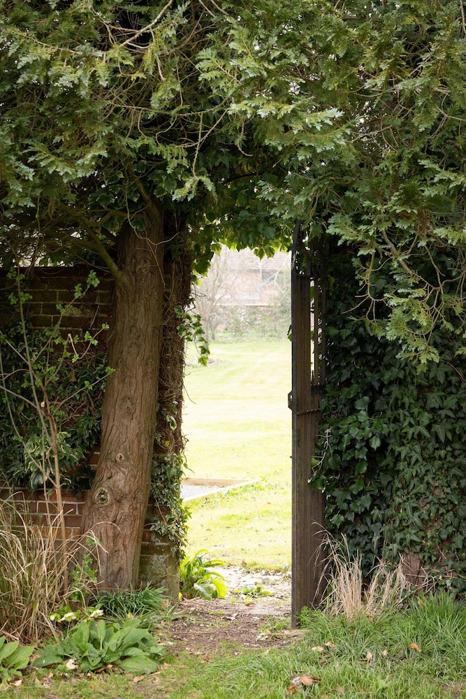 Country Retreat - Sleeps 14 - Large Garden