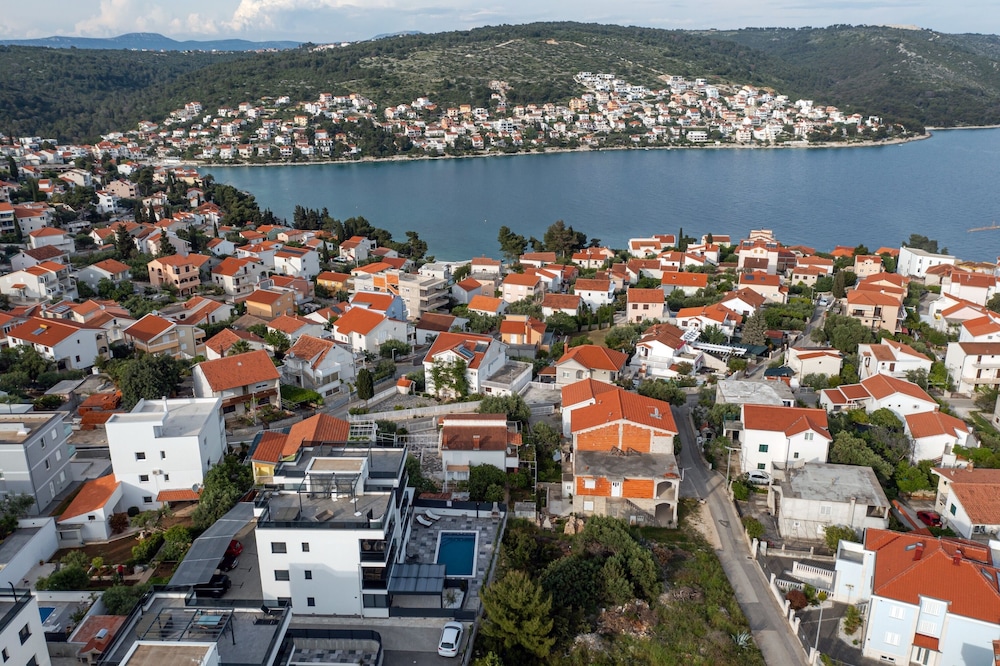 Orange Apartment - Okrug Gornji Seaside Retreat