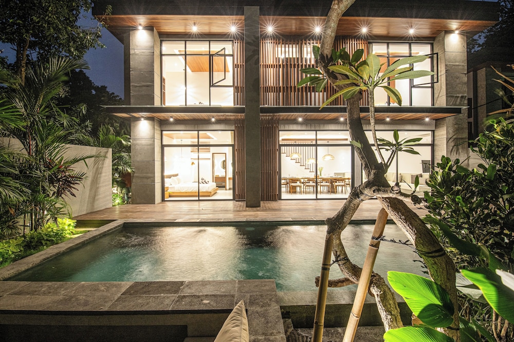 Exquisite 5BR Modern Villa 400m From the Ocean