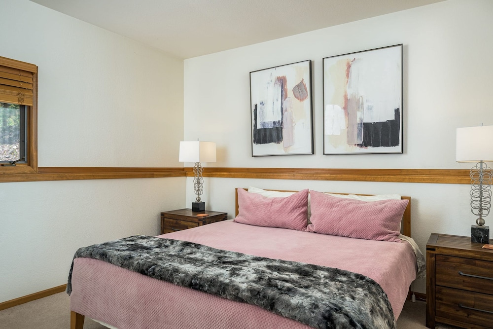Mountain View Apartment Near Downtown Hiking
