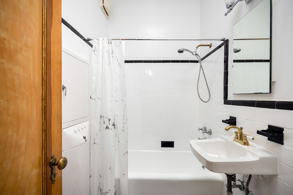 Bright and Comfy Studio in NYC