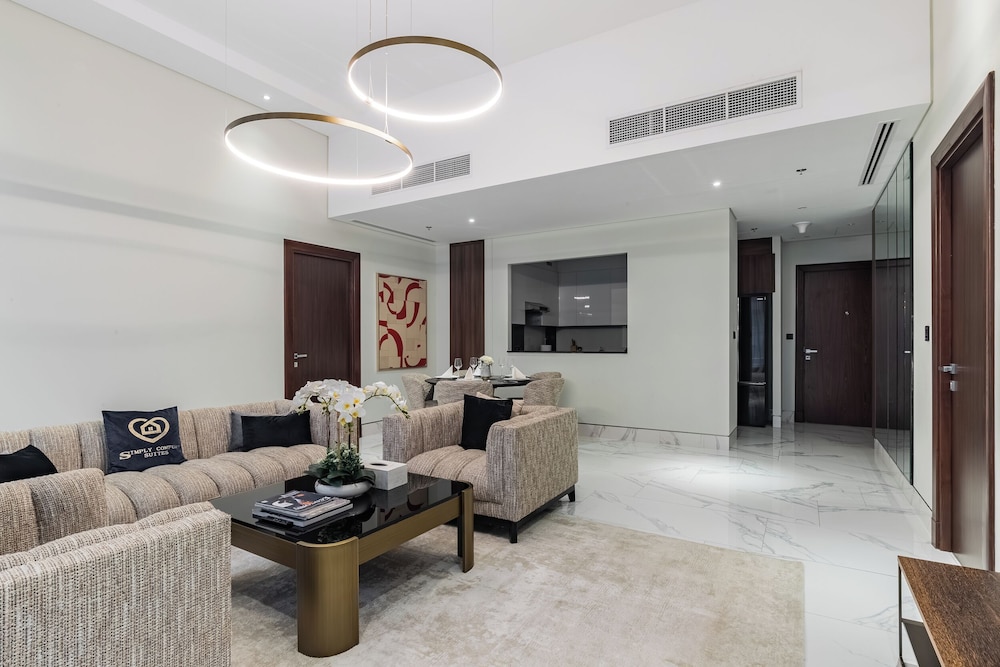 SIMPLY COMFORT Urban Chic Suites in J One Tower City & Canal Views