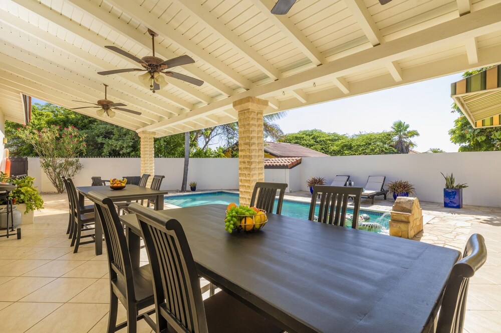 Luxurious Haven in the Heart of the Island Pool