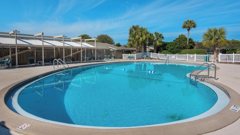Sleeps 8 w/ Resort Pools, Tennis, Golf & Beach Access + Attraction Tickets!