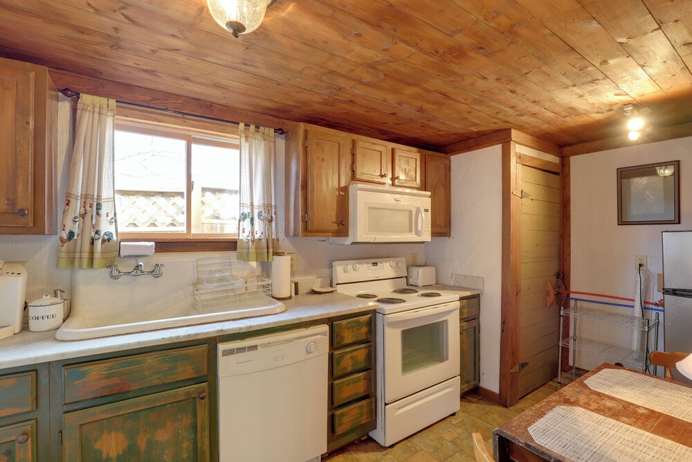 Scenic Hot Springs Retreat Near Appalachian Trail!