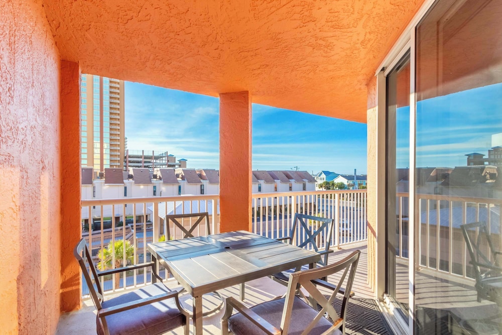 Gulf View 2 Bed Beaches Pool Dining and Fun
