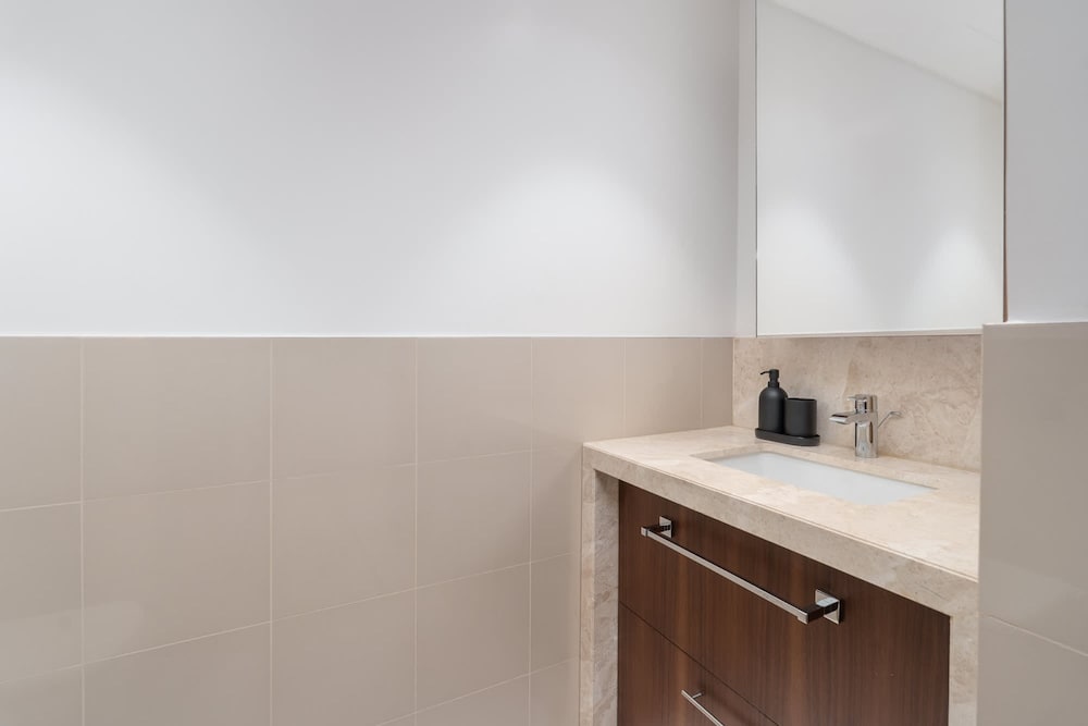Gorgeous 1 Bedroom in Boulevard Point With City Views