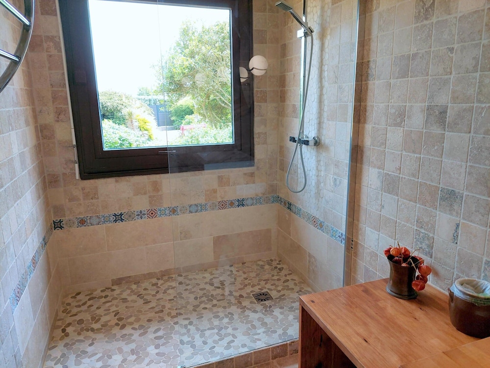 Holiday Home With Jacuzzi, Guisseny
