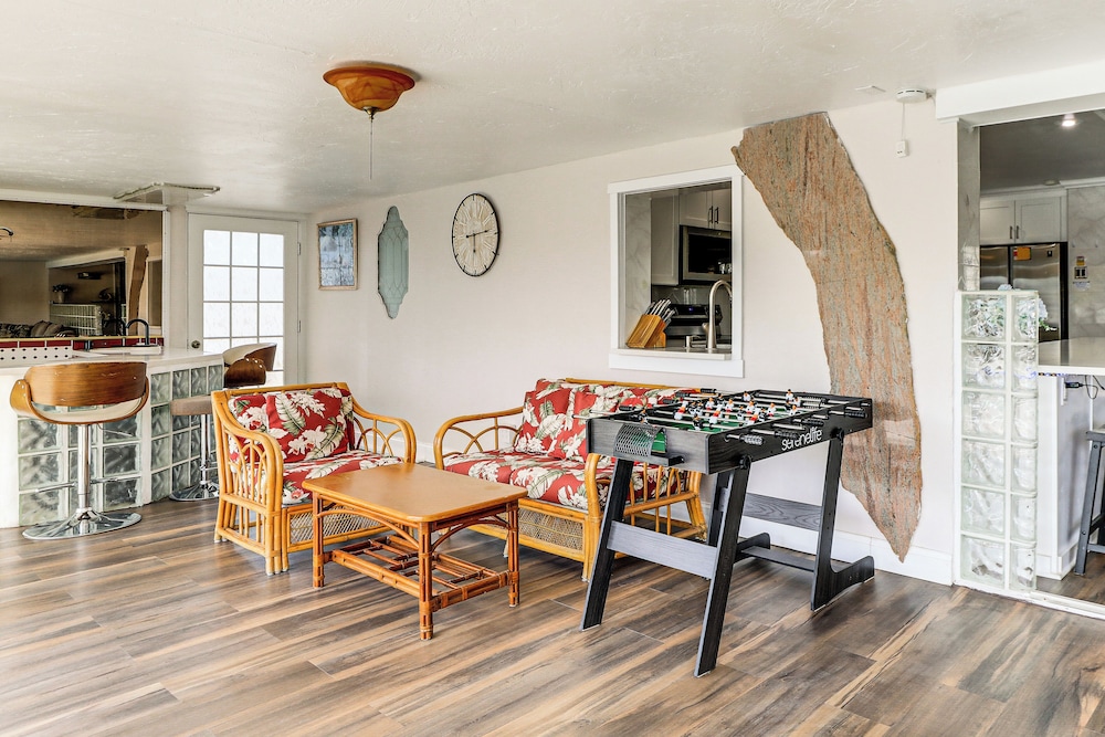 Furnished Sunroom w/ TV! Canal-front Bradenton Gem