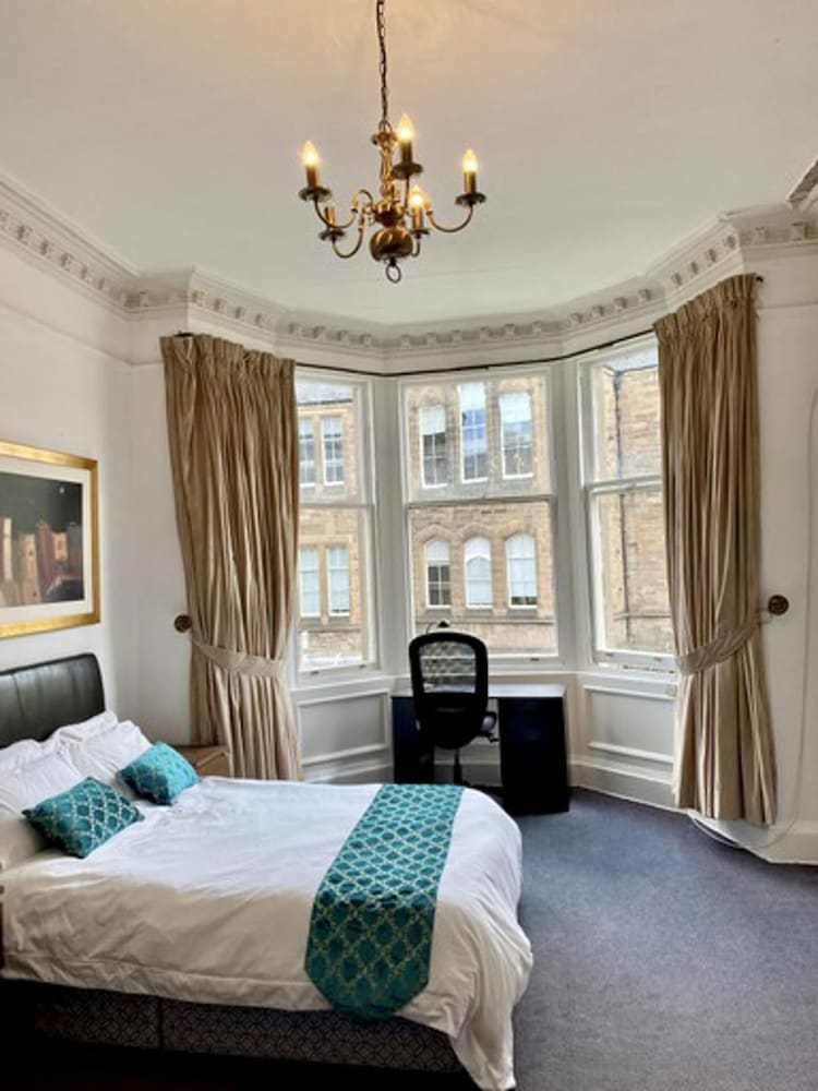 Large 5 Bedroom Flat in Marchmont, Edinburgh view 2