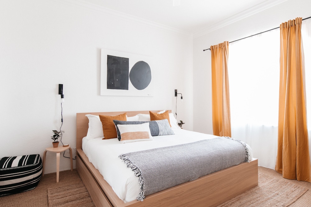 Designer 1 bed 5 min to Old Town Dogs Welcome