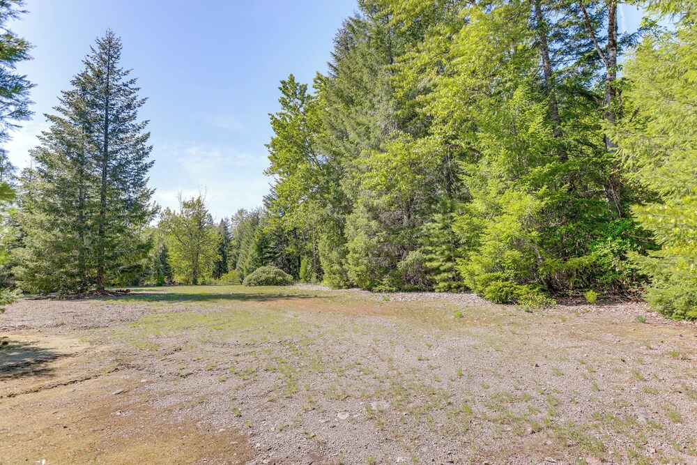 Nature-packed Mckenzie River Retreat w/ Trails!