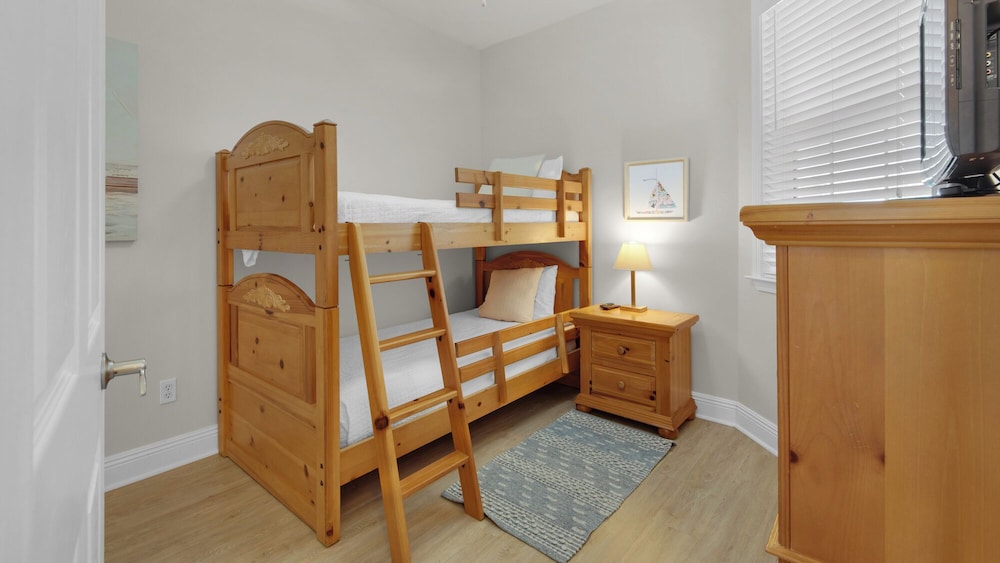 3br/2ba, Sleeps 6, BBQ Grill, Pool, Beach Access + Free Attraction Tickets!