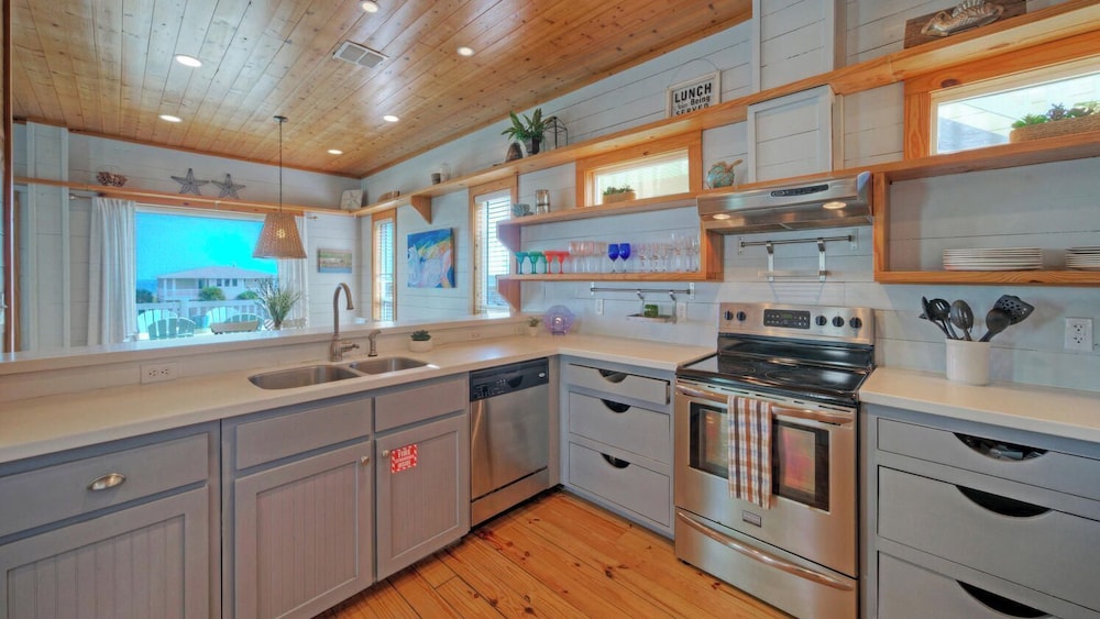 Walk to the Beach Ocean Views, Balcony Dining & Open Living Beachview 54 by Avantstay