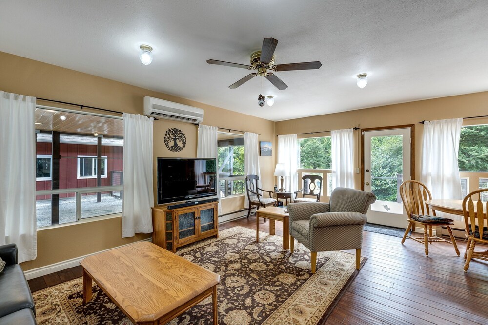 Mt. Baker Lodging Cabin 8 – WIFI, PETS OK, SLEEPS 6! by MBL view 4
