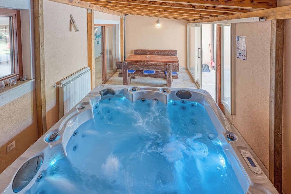 Villa Simac With Pool and Whirlpool
