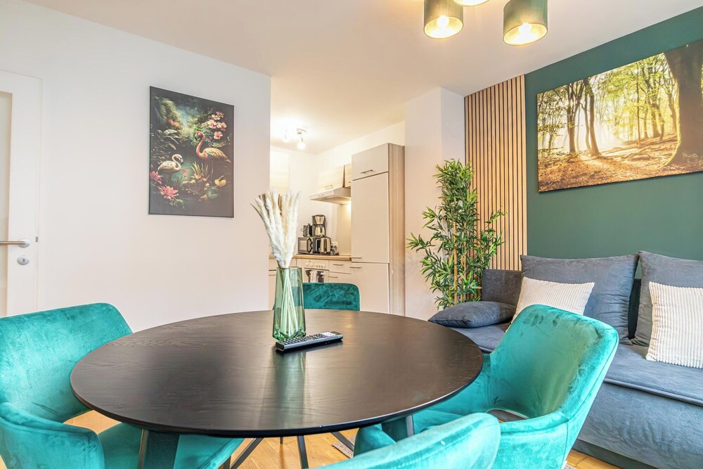 City Center Metro 1BR 1LR King Bed