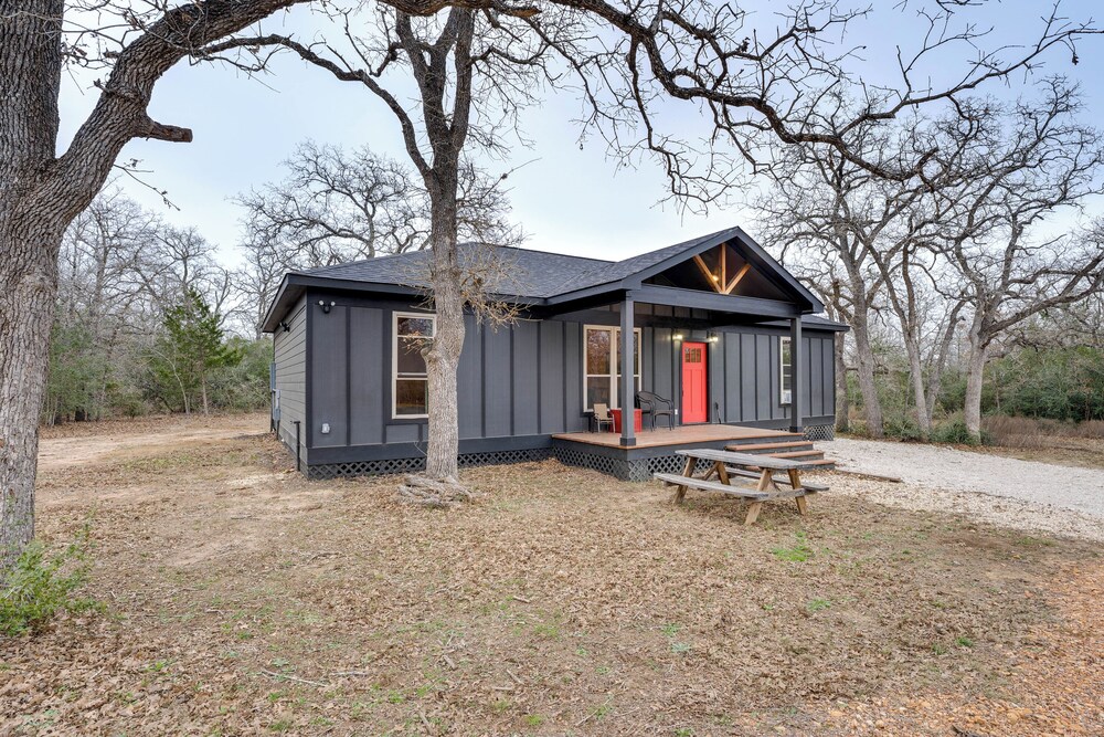 Private Deck & Forest Setting: Waelder Cabin!