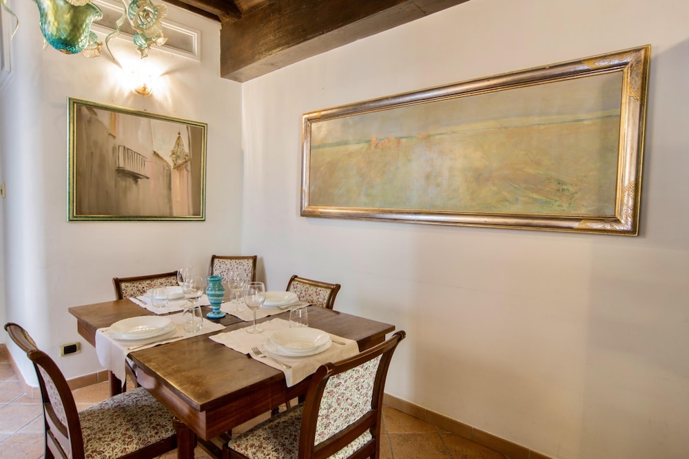 Estate4home - Trevi Fountain Apartment