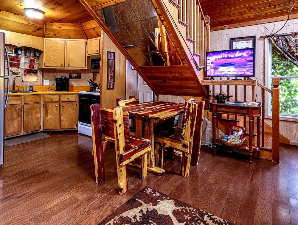 Bear Creek Lodge and Cabins in Helen Ga - Pet Friendly, River on Property, Walking Distance to downtown Helen