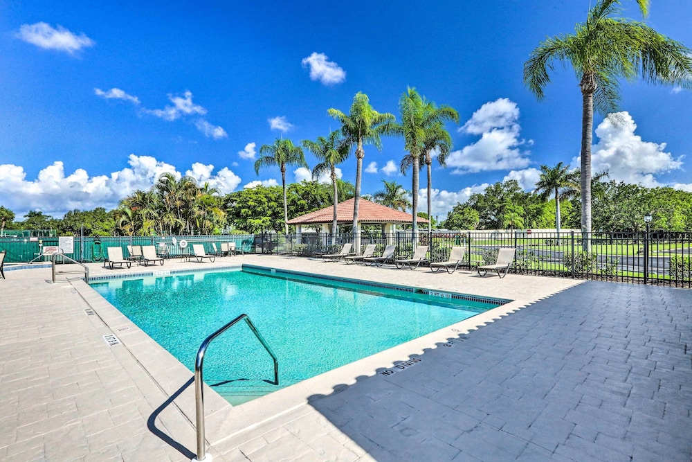 Stylish Fort Myers Condo ~ 2 Mi to Beaches! view 4