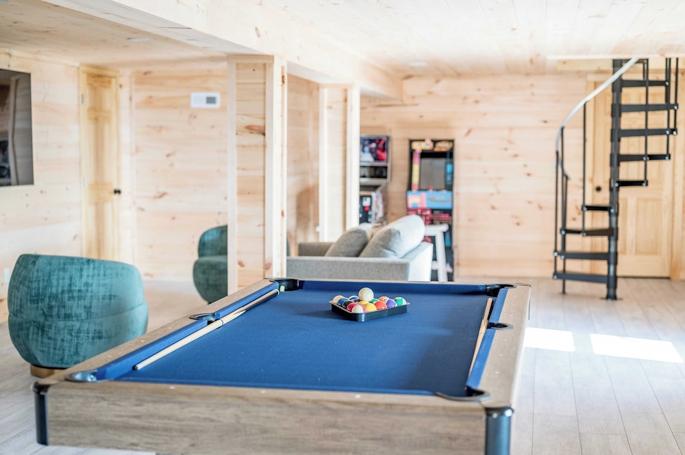 Panorama by Avantstay Unparalleled Views, Deck w/ Hottub, Game Room Pool Table