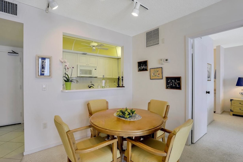 Modern 11th Floor Beachfront Condo With Views/pool view 2