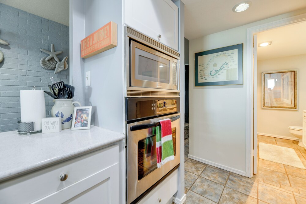 7th-floor Oceanfront Unit w/ Pools in Port Aransas