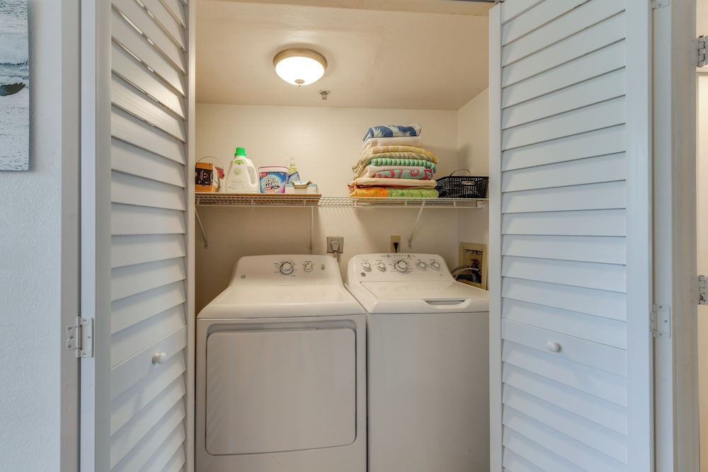 Beachfront Condo w/ Balcony on Manasota Key