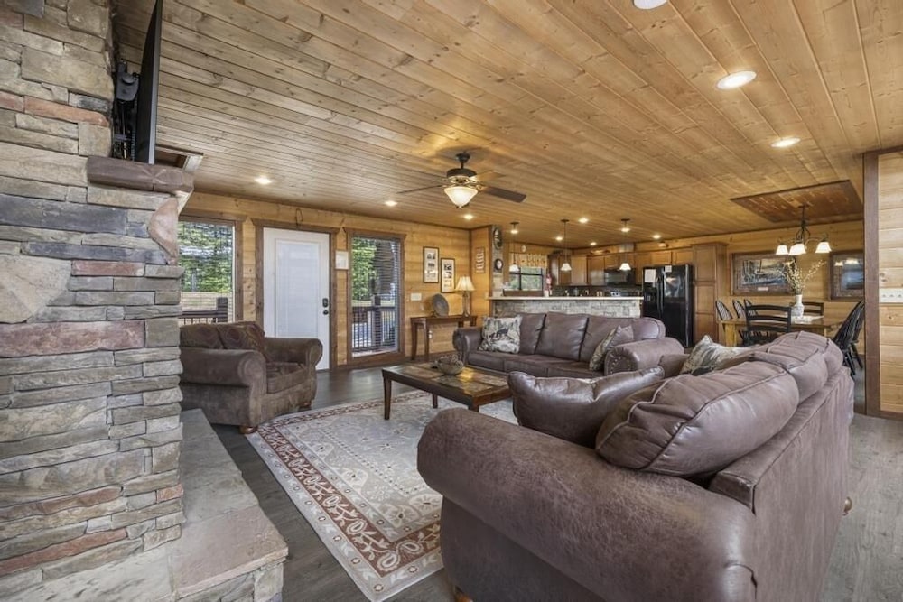 Place of the Blue Smoke - 5 Bedrooms, 5 Baths, Sleeps 16 Home by RedAwning