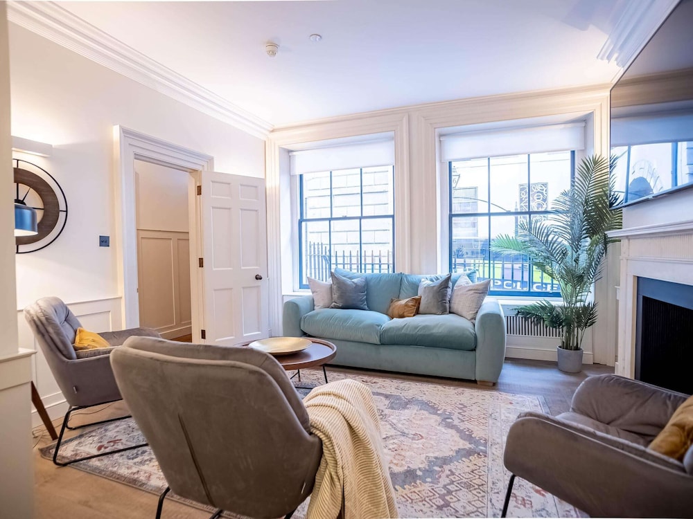 Liverpool St Three Bedroom Home Near Tube Station
